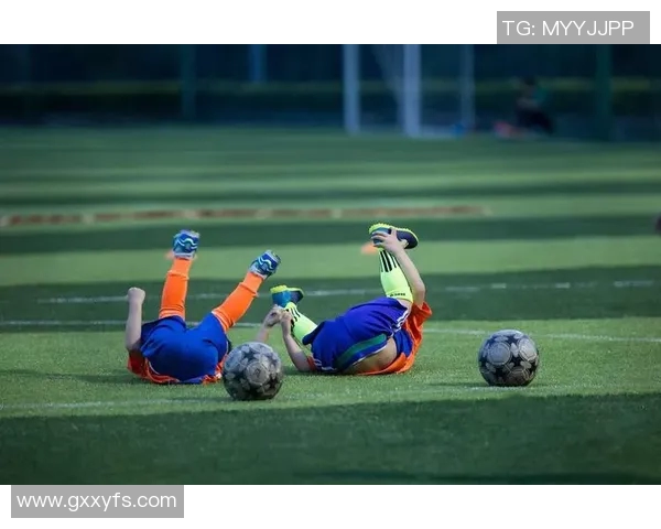 梳着背头的足球球星展现自信魅力，球场外的独特风采与个性塑造